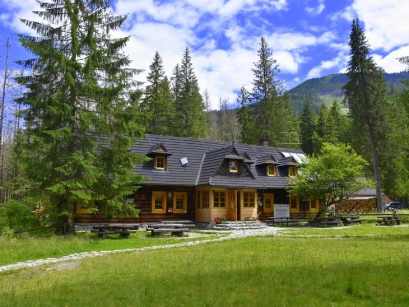 Schronisko PTTK w Dolinie Roztoki